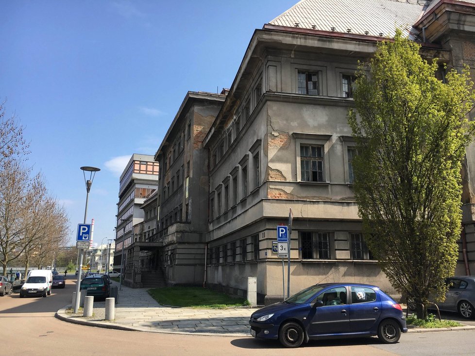 Památkově chráněná budova městských lázní v Plzni chátrá od roku 1993.