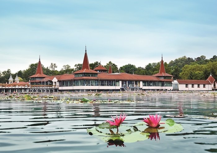 Jezero Hévíz je největší jezero s biologicky aktivní termální vodou