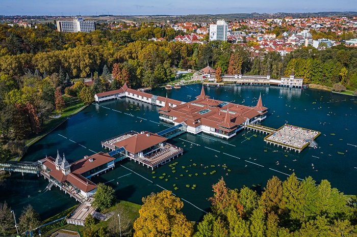 Jezero Hévíz je největší jezero s biologicky aktivní termální vodou