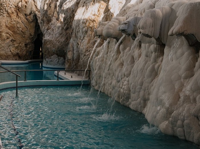 Rekreační zóna Miskolctapolca slouží jako jeskynní lázně