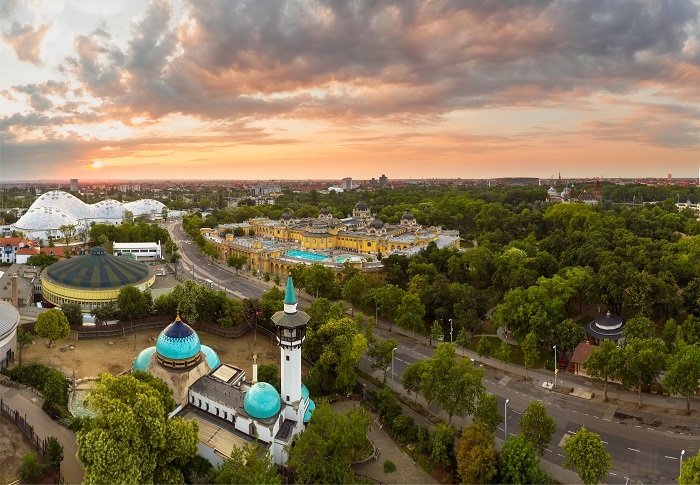 Termální lázně Széchenyi patří mezi největší lázeňské komplexy v Evropě