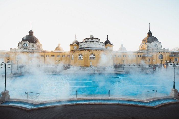 Termální lázně Széchenyi patří mezi největší lázeňské komplexy v Evropě