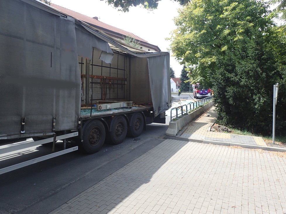 V Lázních Toušeň se na silnici vysypalo 10 tun střepů.