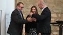Šéfredaktor Reflexu Marek Stoniš a kulturní redaktorka Kateřina Kadlecová předávají cenu Janu Folnému za román Hotel Royal