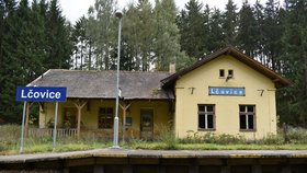 Zastávka v Lčovicích byla začátkem 80. let minulého století zrušena. Vlaky tudy jen projíždí a na nádraží zabloudí jen turisté či milovníci železnic.