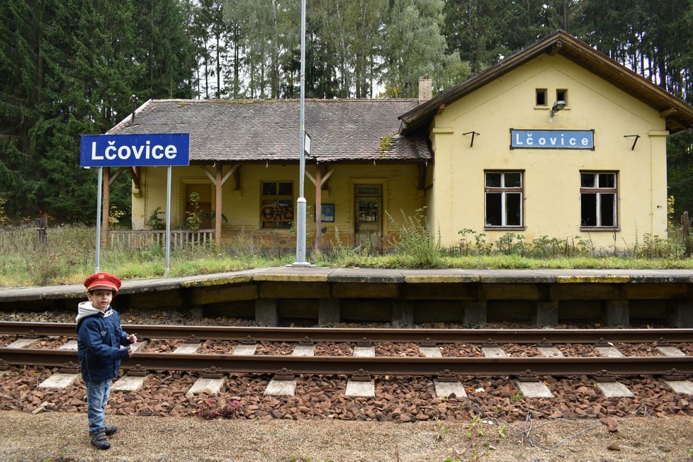 Zastávka v Lčovicích byla začátkem 80. let minulého století zrušena. Vlaky tudy jen projíždí a na nádraží zabloudí jen turisté či milovníci železnic.