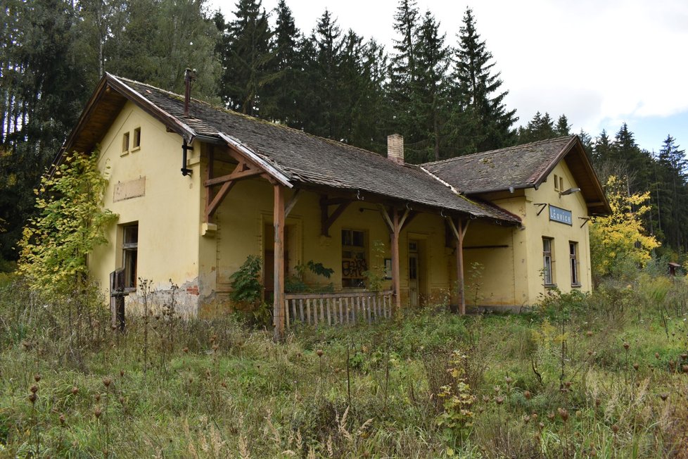 Zdeněk Podskalský by zaplakal. Takhle vypadá zpustlé nádražíčko v Lčovicích dnes. Vandalové ho vybydleli a zničili.
