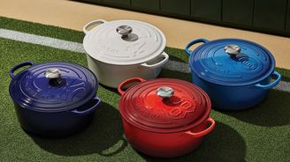 Skoro jako Rolex mezi hrnci. Jak Le Creuset dokázal udělat status symbol z postávání u sporáku Skoro jako Rolex mezi hrnci. Jak Le Creuset dokázal udělat status symbol z postávání u sporáku