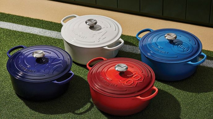 Pestrobarvené nádobí značky Le Creuset. Pestrobarvené nádobí značky Le Creuset.
