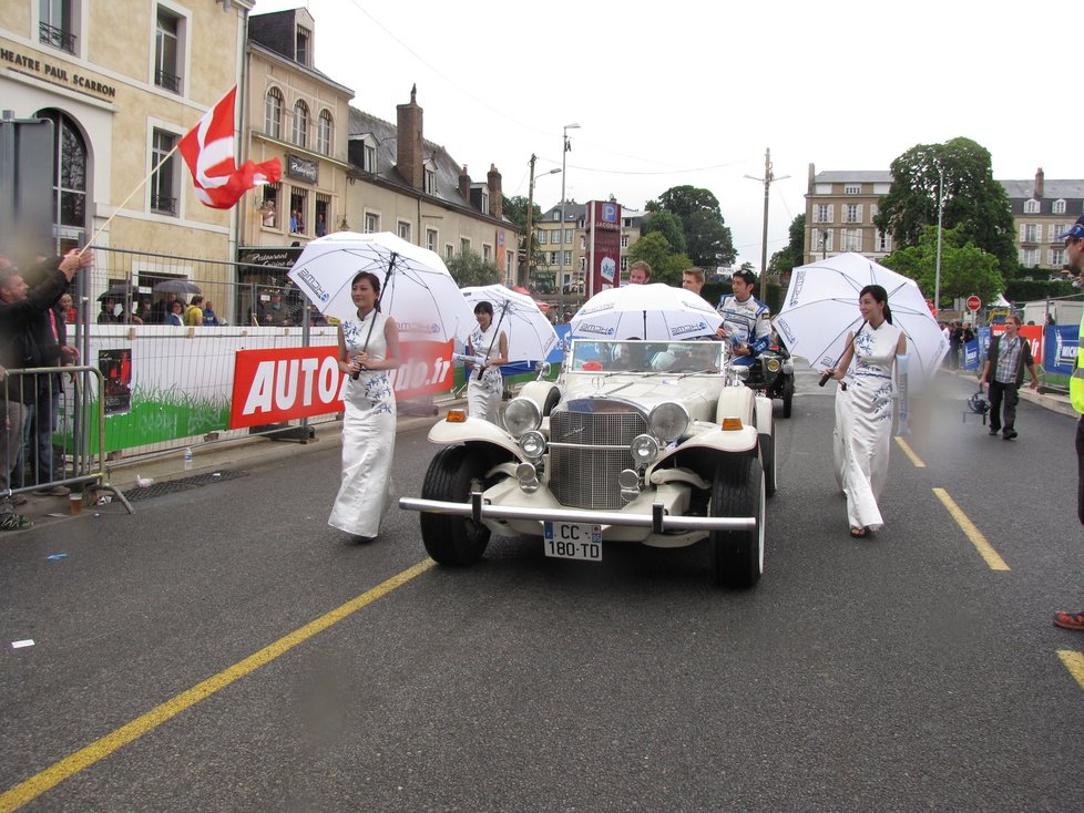 Le Mans je malebné francouzské město, kde sourozence galsko-římským hradbám ze třetího století či nádherným pět set let starým měšťanským domům dělá tento pomník účastníkům čtyřiadvacetihodinovky na náměstí Svatého Nicolase. Vítězná posádka tu rok co rok nechává svůj otisk. Dán Tom Kristensen letos vyhrál po pěti letech, přidá tak další dlaň k té z roku 2008.