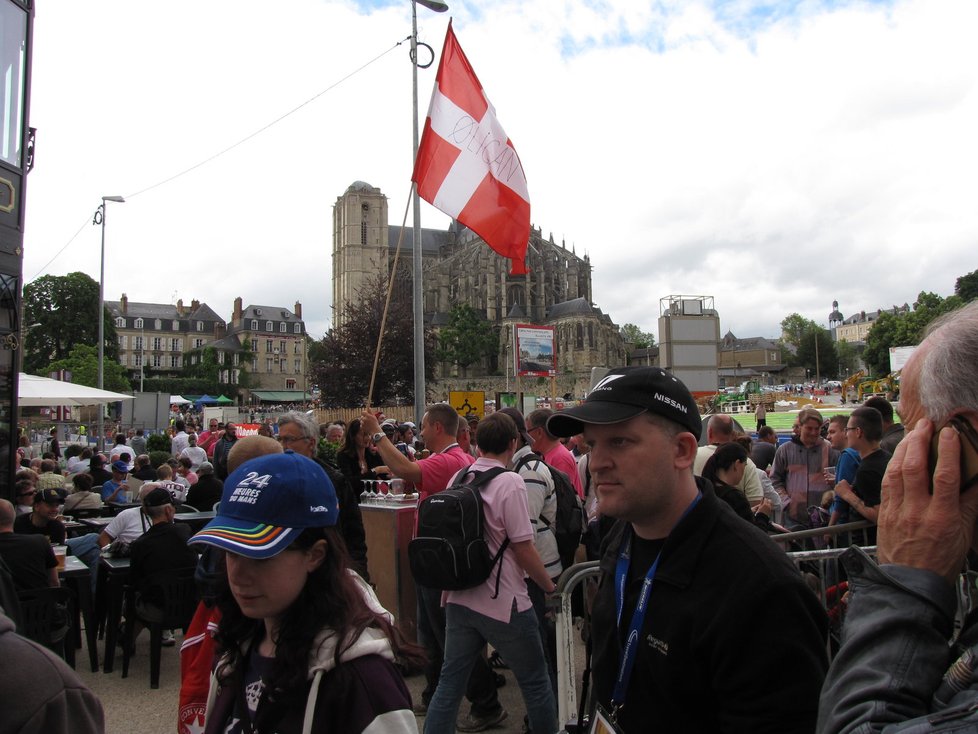 Le Mans je malebné francouzské město, kde sourozence galsko-římským hradbám ze třetího století či nádherným pět set let starým měšťanským domům dělá tento pomník účastníkům čtyřiadvacetihodinovky na náměstí Svatého Nicolase. Vítězná posádka tu rok co rok nechává svůj otisk. Dán Tom Kristensen letos vyhrál po pěti letech, přidá tak další dlaň k té z roku 2008.