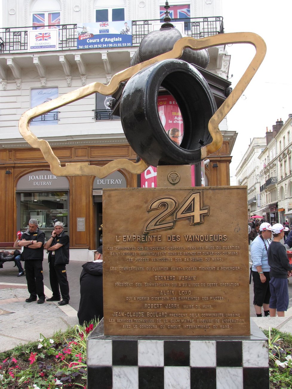 Le Mans je malebné francouzské město, kde sourozence galsko-římským hradbám ze třetího století či nádherným pět set let starým měšťanským domům dělá tento pomník účastníkům čtyřiadvacetihodinovky na náměstí Svatého Nicolase. Vítězná posádka tu rok co rok nechává svůj otisk. Dán Tom Kristensen letos vyhrál po pěti letech, přidá tak další dlaň k té z roku 2008.