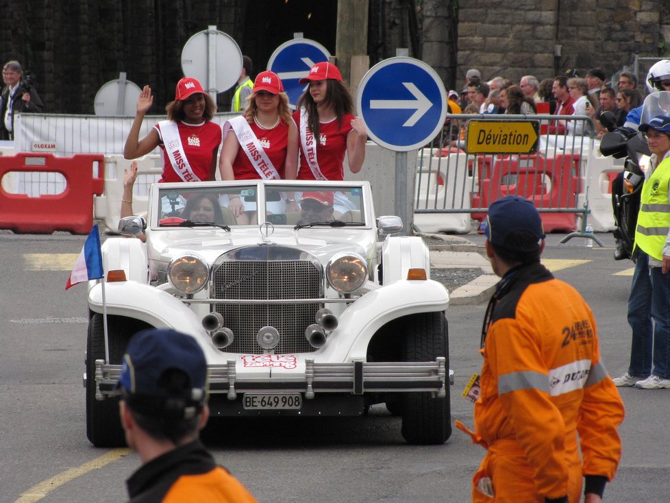 Le Mans je malebné francouzské město, kde sourozence galsko-římským hradbám ze třetího století či nádherným pět set let starým měšťanským domům dělá tento pomník účastníkům čtyřiadvacetihodinovky na náměstí Svatého Nicolase. Vítězná posádka tu rok co rok nechává svůj otisk. Dán Tom Kristensen letos vyhrál po pěti letech, přidá tak další dlaň k té z roku 2008.