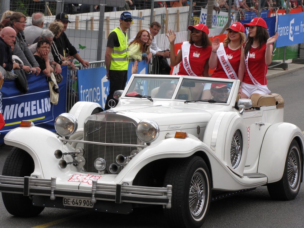 Le Mans je malebné francouzské město, kde sourozence galsko-římským hradbám ze třetího století či nádherným pět set let starým měšťanským domům dělá tento pomník účastníkům čtyřiadvacetihodinovky na náměstí Svatého Nicolase. Vítězná posádka tu rok co rok nechává svůj otisk. Dán Tom Kristensen letos vyhrál po pěti letech, přidá tak další dlaň k té z roku 2008.