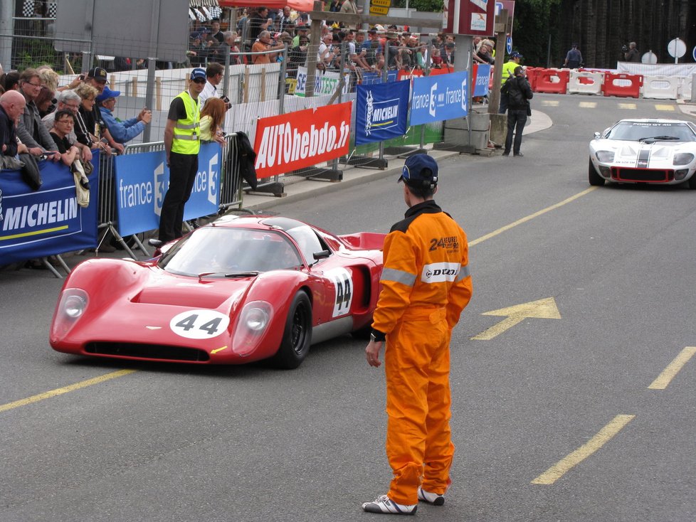 Le Mans je malebné francouzské město, kde sourozence galsko-římským hradbám ze třetího století či nádherným pět set let starým měšťanským domům dělá tento pomník účastníkům čtyřiadvacetihodinovky na náměstí Svatého Nicolase. Vítězná posádka tu rok co rok nechává svůj otisk. Dán Tom Kristensen letos vyhrál po pěti letech, přidá tak další dlaň k té z roku 2008.