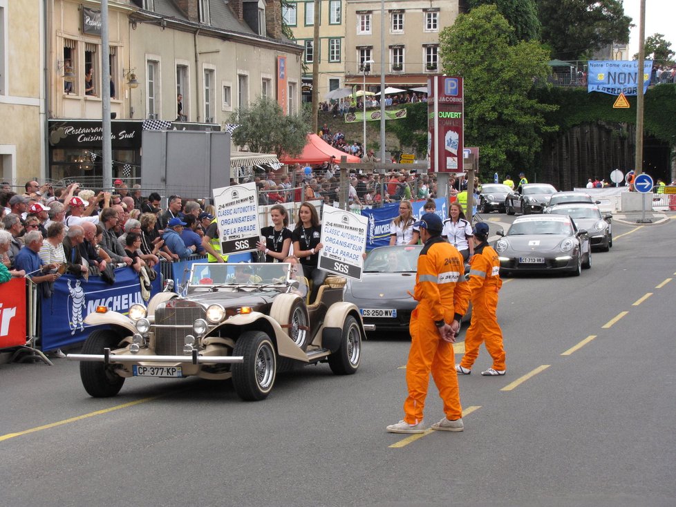 Le Mans je malebné francouzské město, kde sourozence galsko-římským hradbám ze třetího století či nádherným pět set let starým měšťanským domům dělá tento pomník účastníkům čtyřiadvacetihodinovky na náměstí Svatého Nicolase. Vítězná posádka tu rok co rok nechává svůj otisk. Dán Tom Kristensen letos vyhrál po pěti letech, přidá tak další dlaň k té z roku 2008.