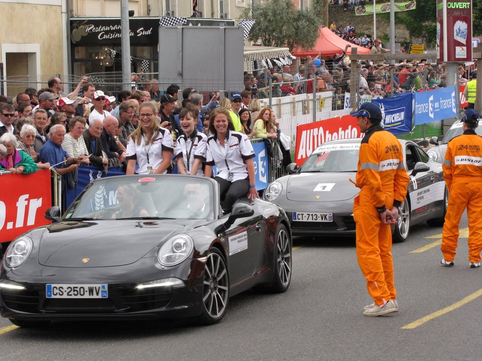 Le Mans je malebné francouzské město, kde sourozence galsko-římským hradbám ze třetího století či nádherným pět set let starým měšťanským domům dělá tento pomník účastníkům čtyřiadvacetihodinovky na náměstí Svatého Nicolase. Vítězná posádka tu rok co rok nechává svůj otisk. Dán Tom Kristensen letos vyhrál po pěti letech, přidá tak další dlaň k té z roku 2008.