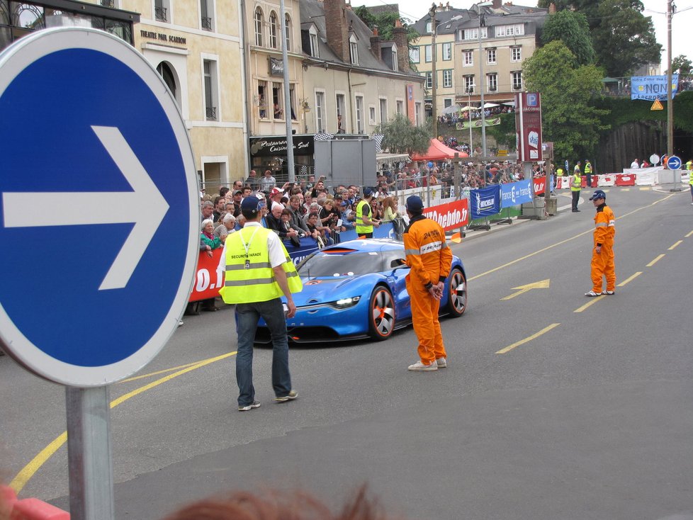 Le Mans je malebné francouzské město, kde sourozence galsko-římským hradbám ze třetího století či nádherným pět set let starým měšťanským domům dělá tento pomník účastníkům čtyřiadvacetihodinovky na náměstí Svatého Nicolase. Vítězná posádka tu rok co rok nechává svůj otisk. Dán Tom Kristensen letos vyhrál po pěti letech, přidá tak další dlaň k té z roku 2008.