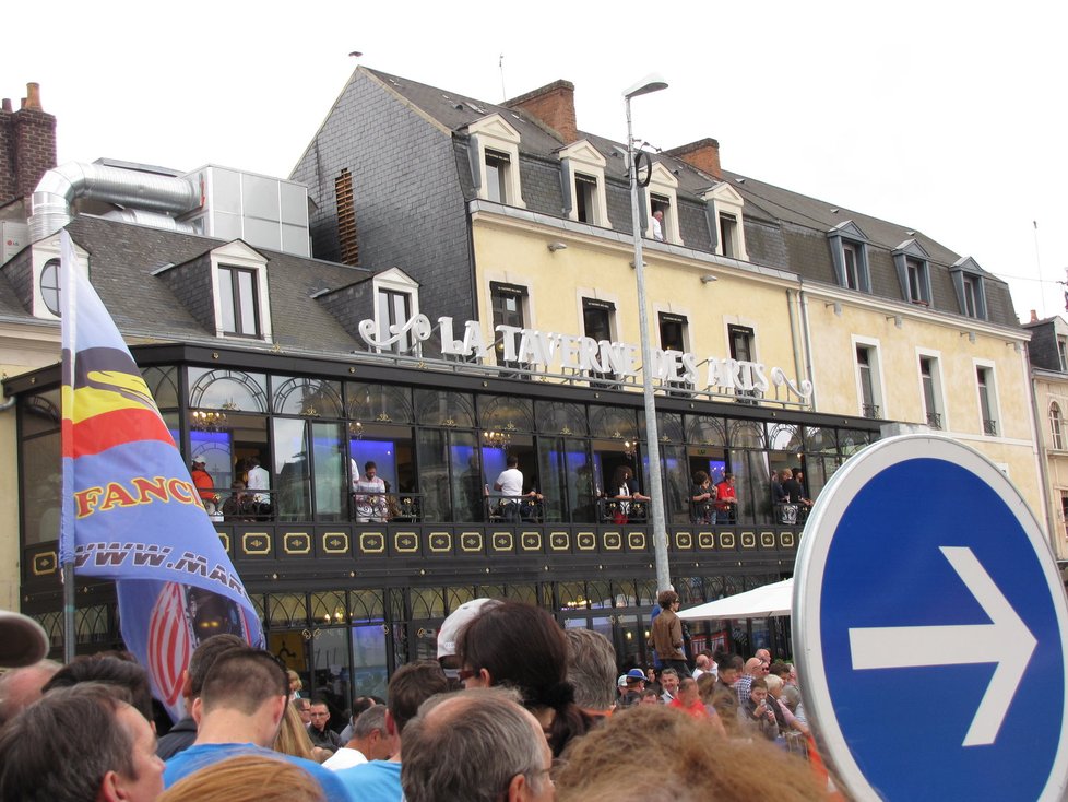 Le Mans je malebné francouzské město, kde sourozence galsko-římským hradbám ze třetího století či nádherným pět set let starým měšťanským domům dělá tento pomník účastníkům čtyřiadvacetihodinovky na náměstí Svatého Nicolase. Vítězná posádka tu rok co rok nechává svůj otisk. Dán Tom Kristensen letos vyhrál po pěti letech, přidá tak další dlaň k té z roku 2008.