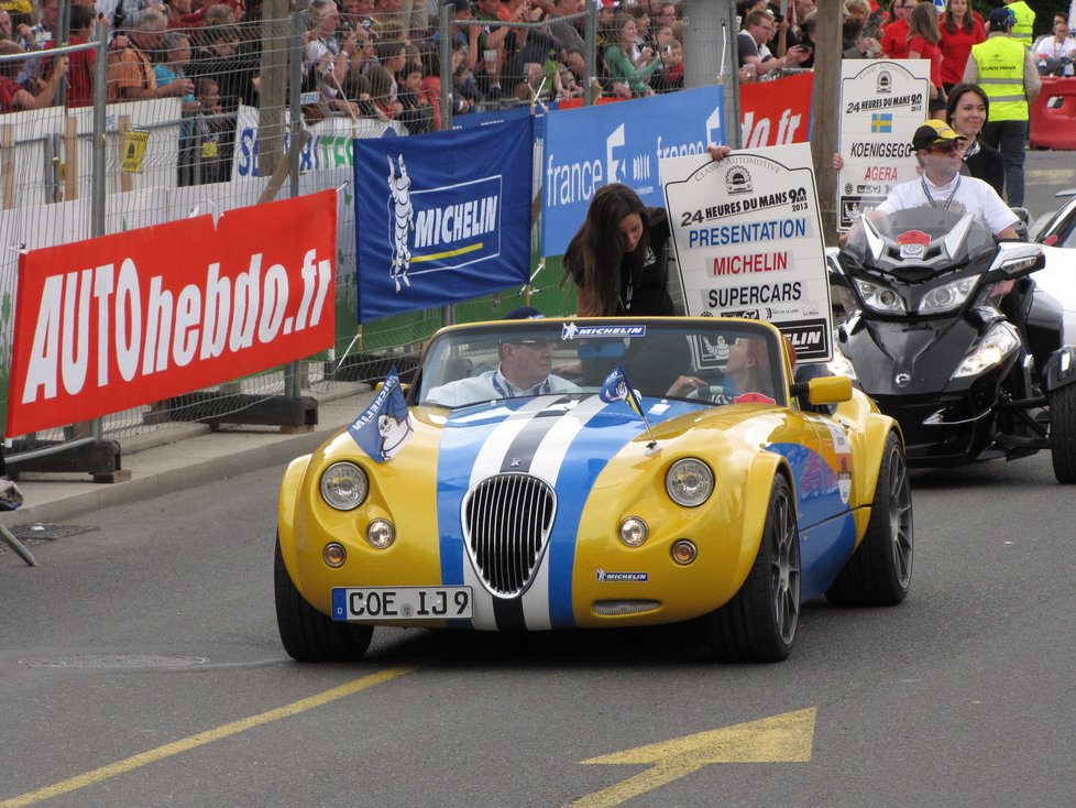 Le Mans je malebné francouzské město, kde sourozence galsko-římským hradbám ze třetího století či nádherným pět set let starým měšťanským domům dělá tento pomník účastníkům čtyřiadvacetihodinovky na náměstí Svatého Nicolase. Vítězná posádka tu rok co rok nechává svůj otisk. Dán Tom Kristensen letos vyhrál po pěti letech, přidá tak další dlaň k té z roku 2008.