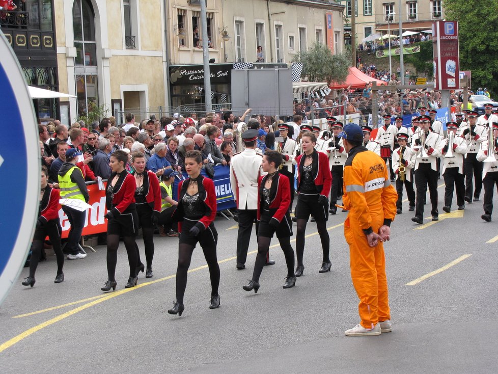 Le Mans je malebné francouzské město, kde sourozence galsko-římským hradbám ze třetího století či nádherným pět set let starým měšťanským domům dělá tento pomník účastníkům čtyřiadvacetihodinovky na náměstí Svatého Nicolase. Vítězná posádka tu rok co rok nechává svůj otisk. Dán Tom Kristensen letos vyhrál po pěti letech, přidá tak další dlaň k té z roku 2008.