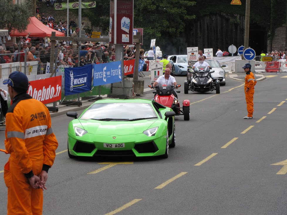 Le Mans je malebné francouzské město, kde sourozence galsko-římským hradbám ze třetího století či nádherným pět set let starým měšťanským domům dělá tento pomník účastníkům čtyřiadvacetihodinovky na náměstí Svatého Nicolase. Vítězná posádka tu rok co rok nechává svůj otisk. Dán Tom Kristensen letos vyhrál po pěti letech, přidá tak další dlaň k té z roku 2008.