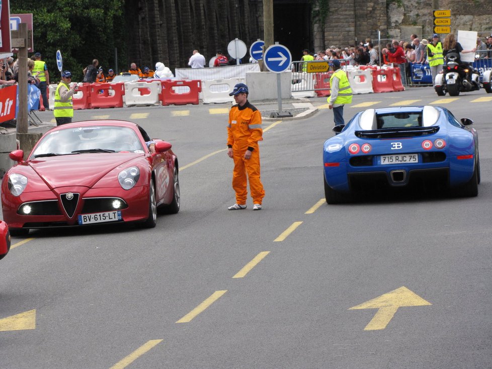 Le Mans je malebné francouzské město, kde sourozence galsko-římským hradbám ze třetího století či nádherným pět set let starým měšťanským domům dělá tento pomník účastníkům čtyřiadvacetihodinovky na náměstí Svatého Nicolase. Vítězná posádka tu rok co rok nechává svůj otisk. Dán Tom Kristensen letos vyhrál po pěti letech, přidá tak další dlaň k té z roku 2008.