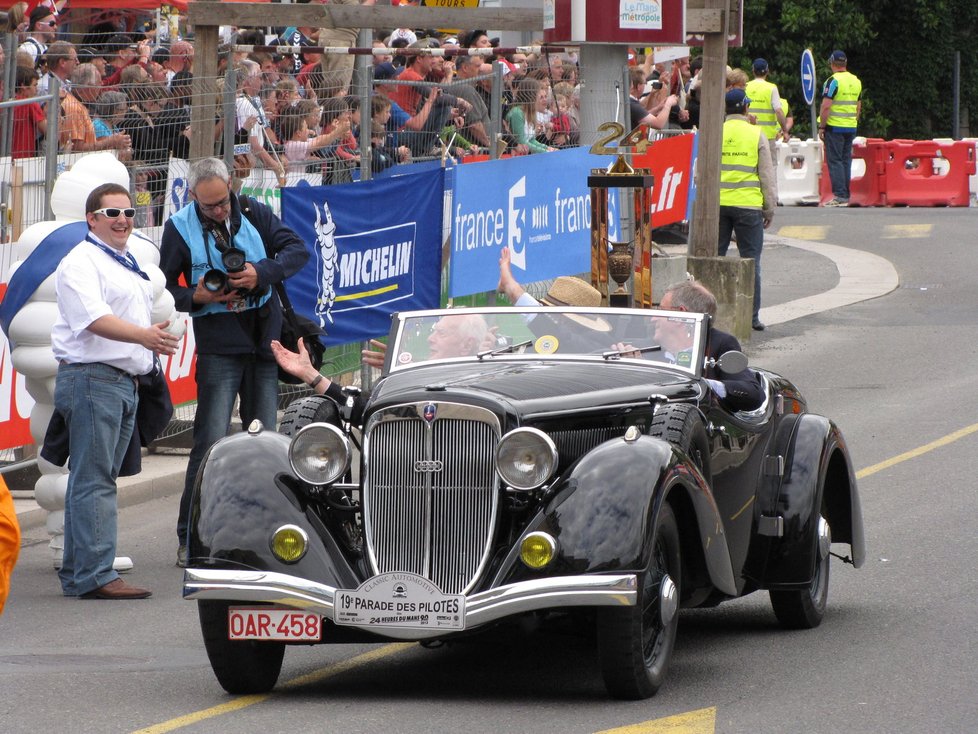 Le Mans je malebné francouzské město, kde sourozence galsko-římským hradbám ze třetího století či nádherným pět set let starým měšťanským domům dělá tento pomník účastníkům čtyřiadvacetihodinovky na náměstí Svatého Nicolase. Vítězná posádka tu rok co rok nechává svůj otisk. Dán Tom Kristensen letos vyhrál po pěti letech, přidá tak další dlaň k té z roku 2008.