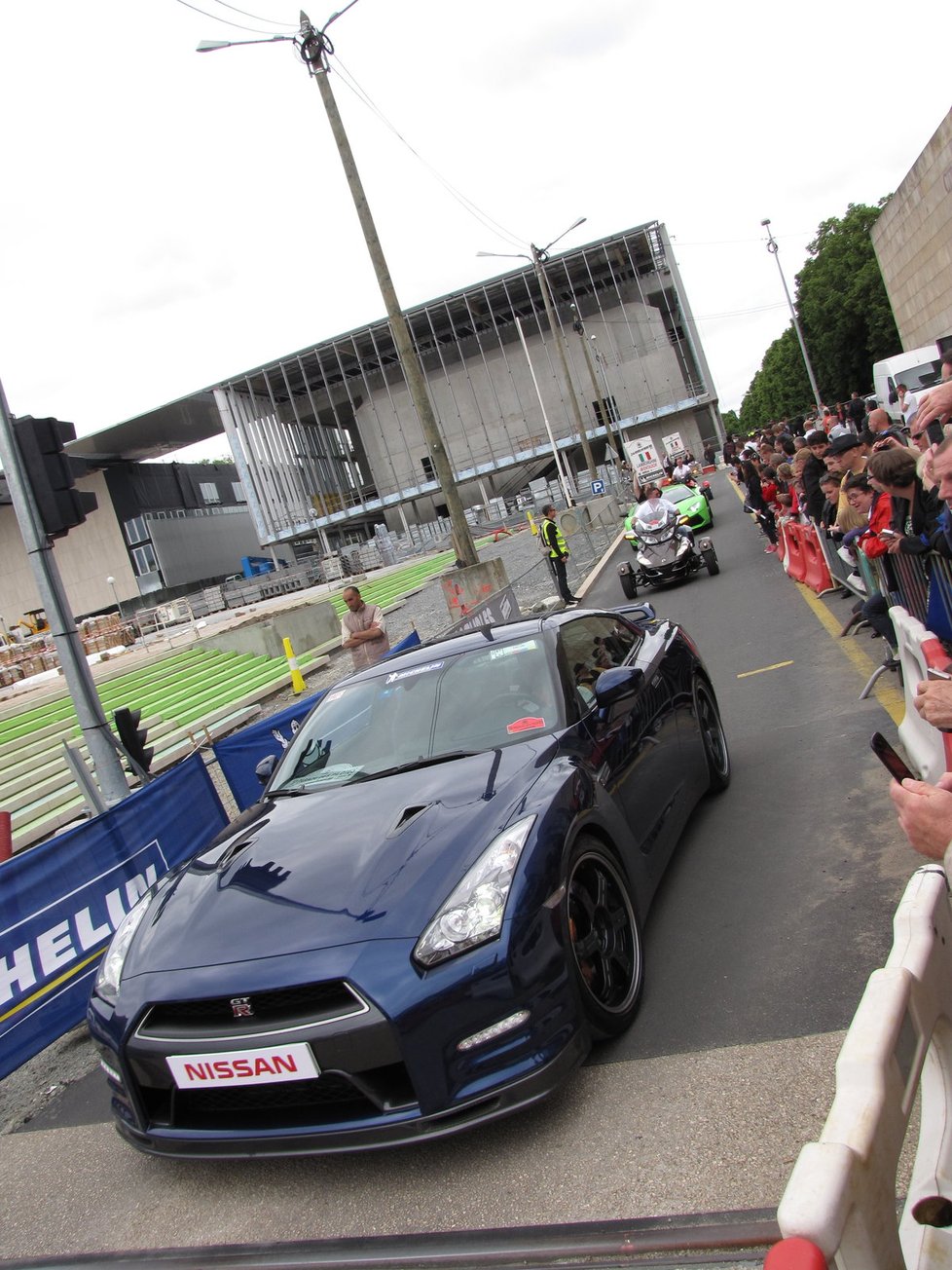 Le Mans je malebné francouzské město, kde sourozence galsko-římským hradbám ze třetího století či nádherným pět set let starým měšťanským domům dělá tento pomník účastníkům čtyřiadvacetihodinovky na náměstí Svatého Nicolase. Vítězná posádka tu rok co rok nechává svůj otisk. Dán Tom Kristensen letos vyhrál po pěti letech, přidá tak další dlaň k té z roku 2008.