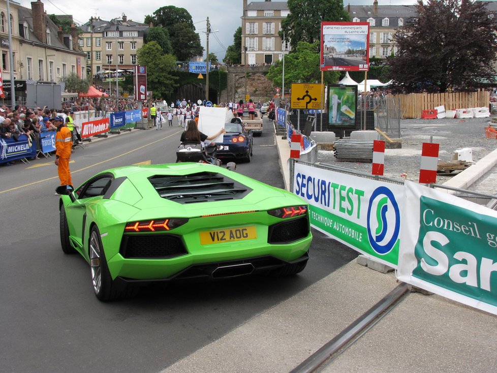 Le Mans je malebné francouzské město, kde sourozence galsko-římským hradbám ze třetího století či nádherným pět set let starým měšťanským domům dělá tento pomník účastníkům čtyřiadvacetihodinovky na náměstí Svatého Nicolase. Vítězná posádka tu rok co rok nechává svůj otisk. Dán Tom Kristensen letos vyhrál po pěti letech, přidá tak další dlaň k té z roku 2008.