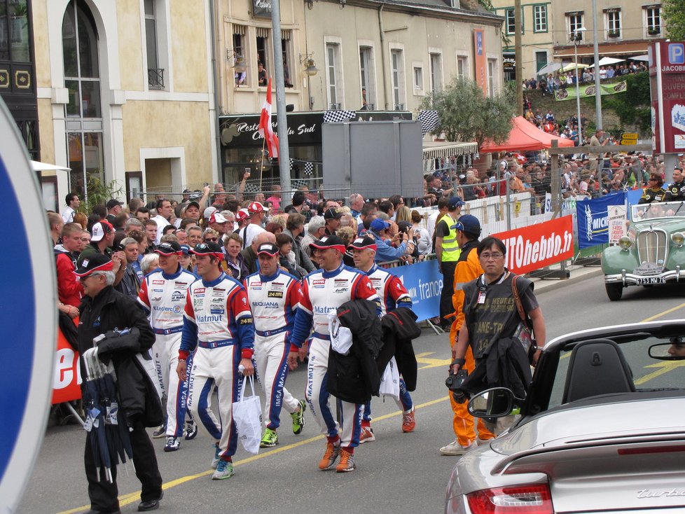 Le Mans je malebné francouzské město, kde sourozence galsko-římským hradbám ze třetího století či nádherným pět set let starým měšťanským domům dělá tento pomník účastníkům čtyřiadvacetihodinovky na náměstí Svatého Nicolase. Vítězná posádka tu rok co rok nechává svůj otisk. Dán Tom Kristensen letos vyhrál po pěti letech, přidá tak další dlaň k té z roku 2008.