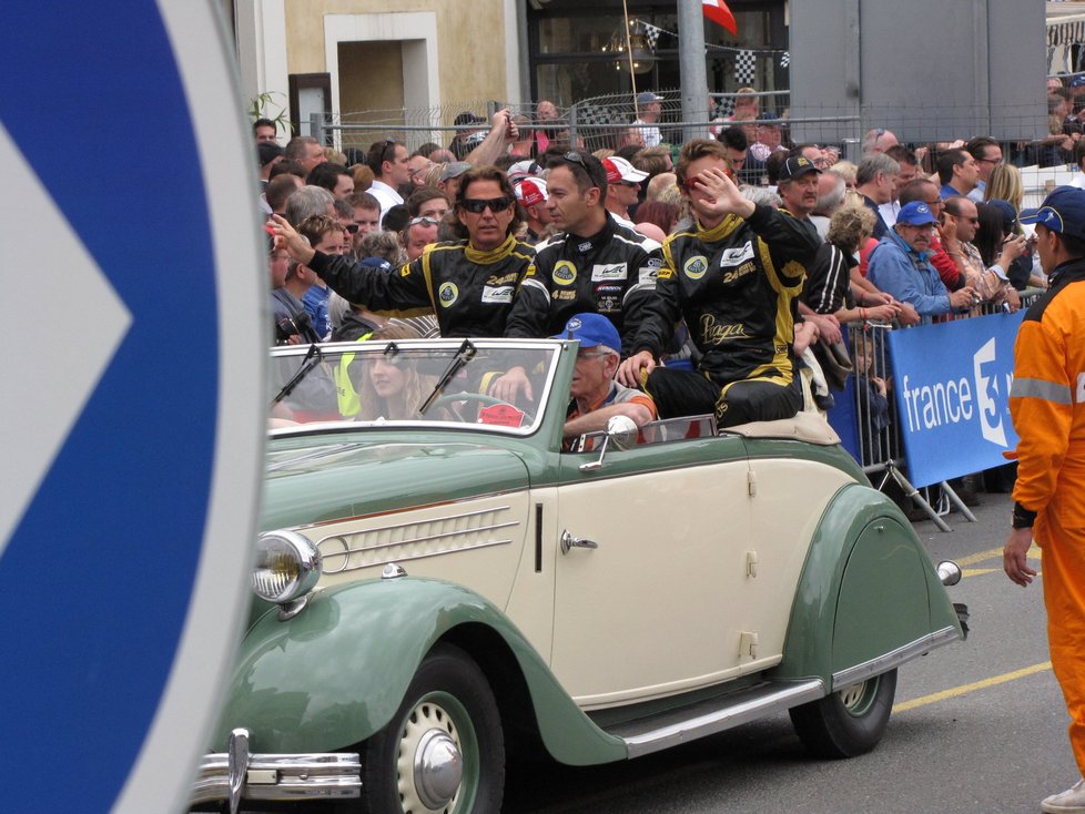 Le Mans je malebné francouzské město, kde sourozence galsko-římským hradbám ze třetího století či nádherným pět set let starým měšťanským domům dělá tento pomník účastníkům čtyřiadvacetihodinovky na náměstí Svatého Nicolase. Vítězná posádka tu rok co rok nechává svůj otisk. Dán Tom Kristensen letos vyhrál po pěti letech, přidá tak další dlaň k té z roku 2008.