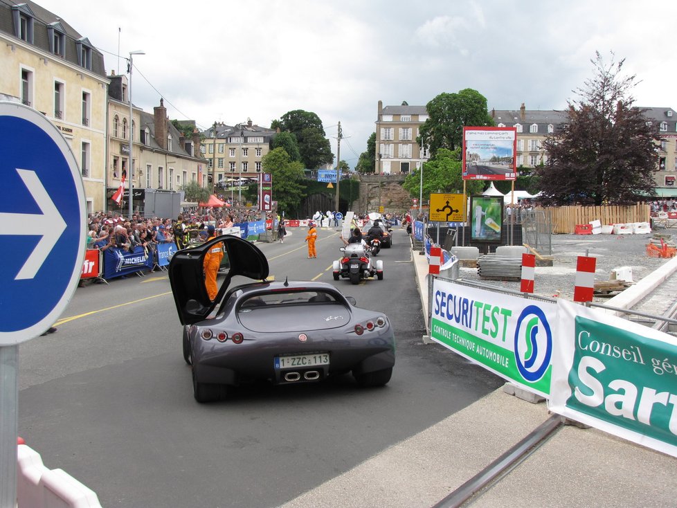 Le Mans je malebné francouzské město, kde sourozence galsko-římským hradbám ze třetího století či nádherným pět set let starým měšťanským domům dělá tento pomník účastníkům čtyřiadvacetihodinovky na náměstí Svatého Nicolase. Vítězná posádka tu rok co rok nechává svůj otisk. Dán Tom Kristensen letos vyhrál po pěti letech, přidá tak další dlaň k té z roku 2008.