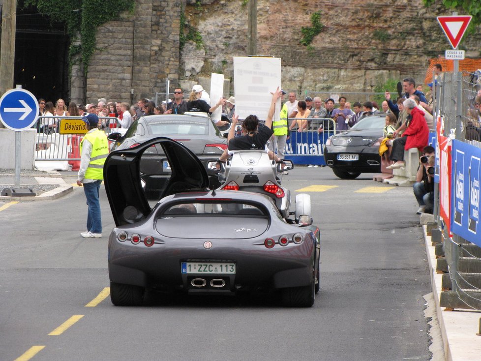 Le Mans je malebné francouzské město, kde sourozence galsko-římským hradbám ze třetího století či nádherným pět set let starým měšťanským domům dělá tento pomník účastníkům čtyřiadvacetihodinovky na náměstí Svatého Nicolase. Vítězná posádka tu rok co rok nechává svůj otisk. Dán Tom Kristensen letos vyhrál po pěti letech, přidá tak další dlaň k té z roku 2008.