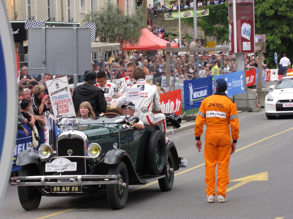 Le Mans je malebné francouzské město, kde sourozence galsko-římským hradbám ze třetího století či nádherným pět set let starým měšťanským domům dělá tento pomník účastníkům čtyřiadvacetihodinovky na náměstí Svatého Nicolase. Vítězná posádka tu rok co rok nechává svůj otisk. Dán Tom Kristensen letos vyhrál po pěti letech, přidá tak další dlaň k té z roku 2008.