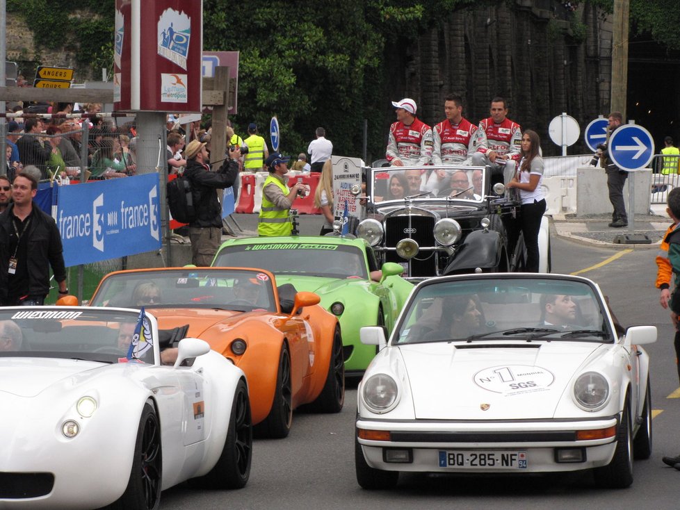 Le Mans je malebné francouzské město, kde sourozence galsko-římským hradbám ze třetího století či nádherným pět set let starým měšťanským domům dělá tento pomník účastníkům čtyřiadvacetihodinovky na náměstí Svatého Nicolase. Vítězná posádka tu rok co rok nechává svůj otisk. Dán Tom Kristensen letos vyhrál po pěti letech, přidá tak další dlaň k té z roku 2008.