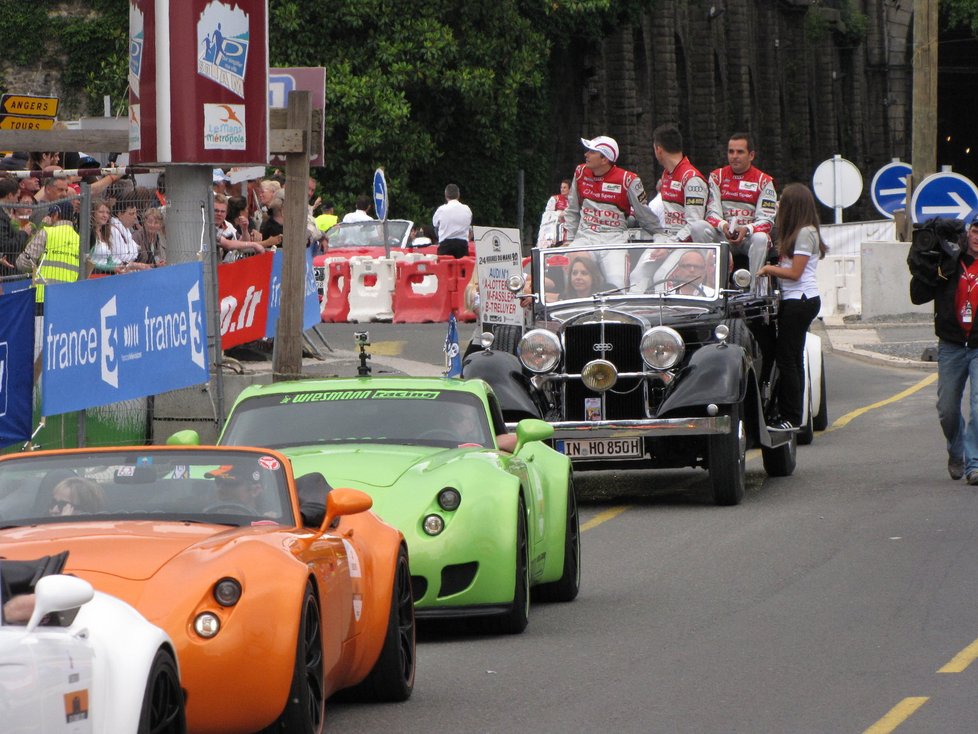 Le Mans je malebné francouzské město, kde sourozence galsko-římským hradbám ze třetího století či nádherným pět set let starým měšťanským domům dělá tento pomník účastníkům čtyřiadvacetihodinovky na náměstí Svatého Nicolase. Vítězná posádka tu rok co rok nechává svůj otisk. Dán Tom Kristensen letos vyhrál po pěti letech, přidá tak další dlaň k té z roku 2008.