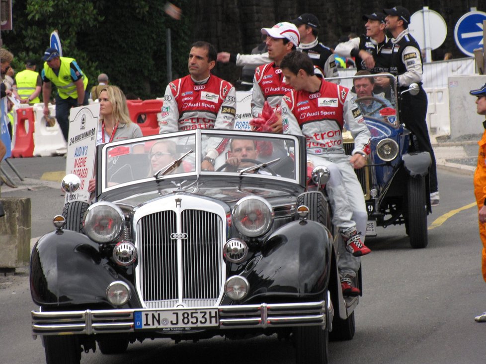 Le Mans je malebné francouzské město, kde sourozence galsko-římským hradbám ze třetího století či nádherným pět set let starým měšťanským domům dělá tento pomník účastníkům čtyřiadvacetihodinovky na náměstí Svatého Nicolase. Vítězná posádka tu rok co rok nechává svůj otisk. Dán Tom Kristensen letos vyhrál po pěti letech, přidá tak další dlaň k té z roku 2008.