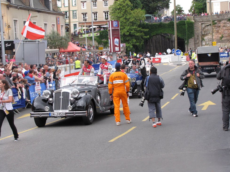 Le Mans je malebné francouzské město, kde sourozence galsko-římským hradbám ze třetího století či nádherným pět set let starým měšťanským domům dělá tento pomník účastníkům čtyřiadvacetihodinovky na náměstí Svatého Nicolase. Vítězná posádka tu rok co rok nechává svůj otisk. Dán Tom Kristensen letos vyhrál po pěti letech, přidá tak další dlaň k té z roku 2008.