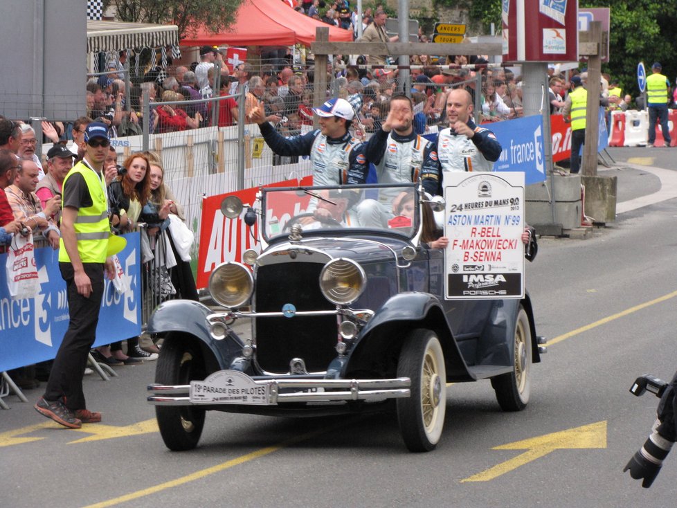 Le Mans je malebné francouzské město, kde sourozence galsko-římským hradbám ze třetího století či nádherným pět set let starým měšťanským domům dělá tento pomník účastníkům čtyřiadvacetihodinovky na náměstí Svatého Nicolase. Vítězná posádka tu rok co rok nechává svůj otisk. Dán Tom Kristensen letos vyhrál po pěti letech, přidá tak další dlaň k té z roku 2008.