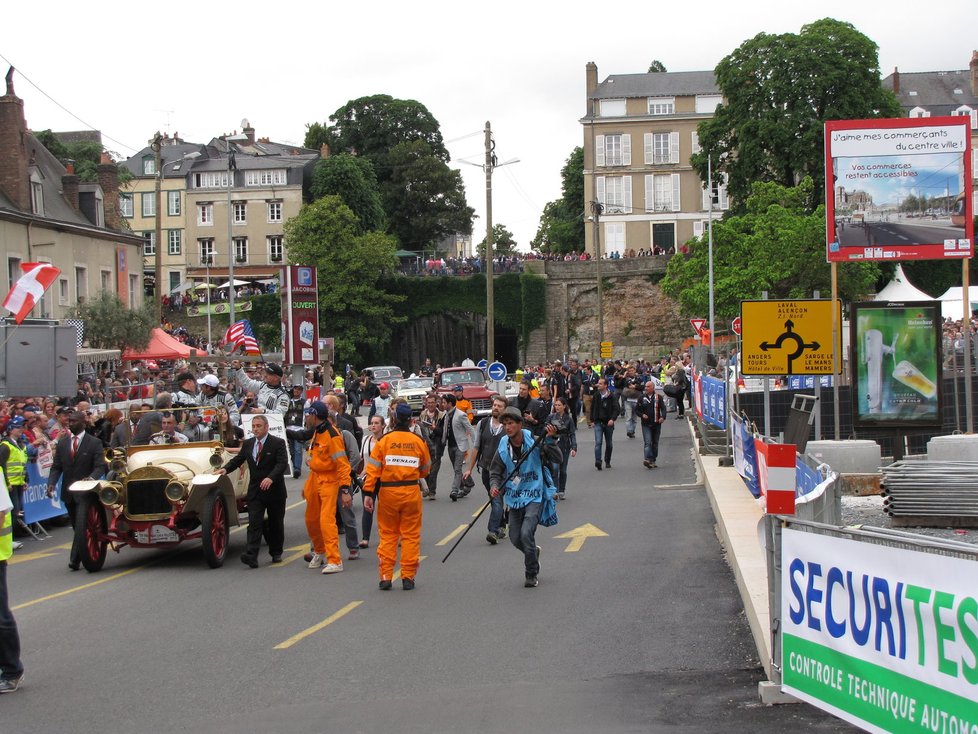 Le Mans je malebné francouzské město, kde sourozence galsko-římským hradbám ze třetího století či nádherným pět set let starým měšťanským domům dělá tento pomník účastníkům čtyřiadvacetihodinovky na náměstí Svatého Nicolase. Vítězná posádka tu rok co rok nechává svůj otisk. Dán Tom Kristensen letos vyhrál po pěti letech, přidá tak další dlaň k té z roku 2008.