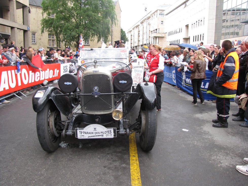 Le Mans je malebné francouzské město, kde sourozence galsko-římským hradbám ze třetího století či nádherným pět set let starým měšťanským domům dělá tento pomník účastníkům čtyřiadvacetihodinovky na náměstí Svatého Nicolase. Vítězná posádka tu rok co rok nechává svůj otisk. Dán Tom Kristensen letos vyhrál po pěti letech, přidá tak další dlaň k té z roku 2008.