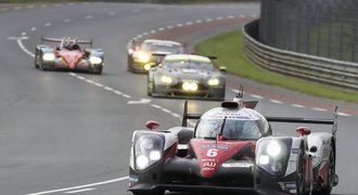 Porsche obhájilo triumf v Le Mans po kolapsu Toyoty v posledním kole