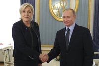 Le Penová se setkala s Putinem: Nebudeme zasahovat do voleb, slíbil