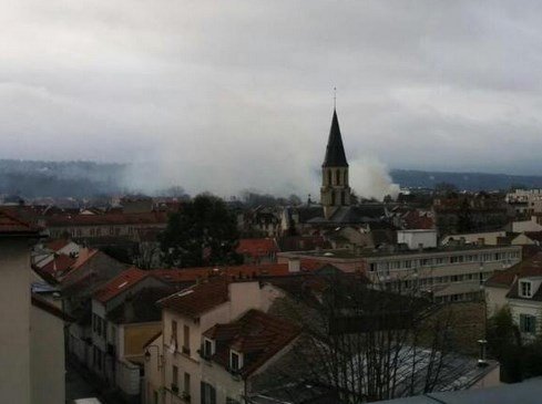 Kouř stoupající ze sídla Le-Pena