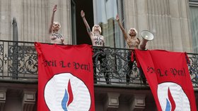 Heil Le Pen – aktivistky z hnutí Femen 1. května, když politička šla k pomníku Johanky z Arku.