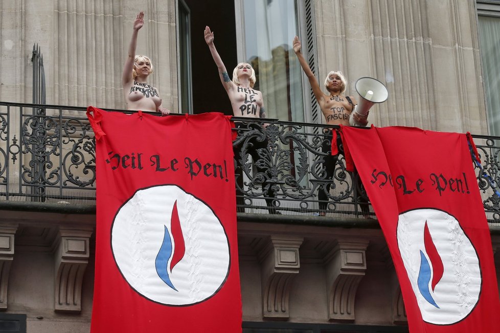 Heil Le Pen – aktivistky z hnutí Femen 1. května, když politička šla k pomníku Johanky z Arku.