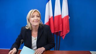 Západ dělá z Le Penové mučednici a z Facebooku underground