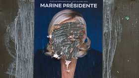 Nevoli Francouzů schytávají plakáty obou kandidátů.