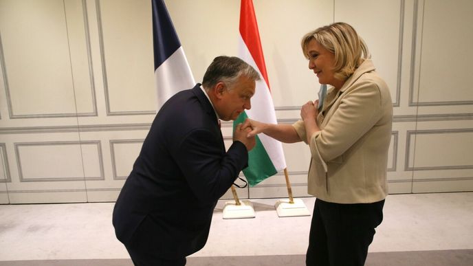 Panuje podezření, že maďarský premiér Viktor Orbán zařídil Marine Le Penové půjčku u maďarské banky, kterou částečně vlastní jeho přátelé.